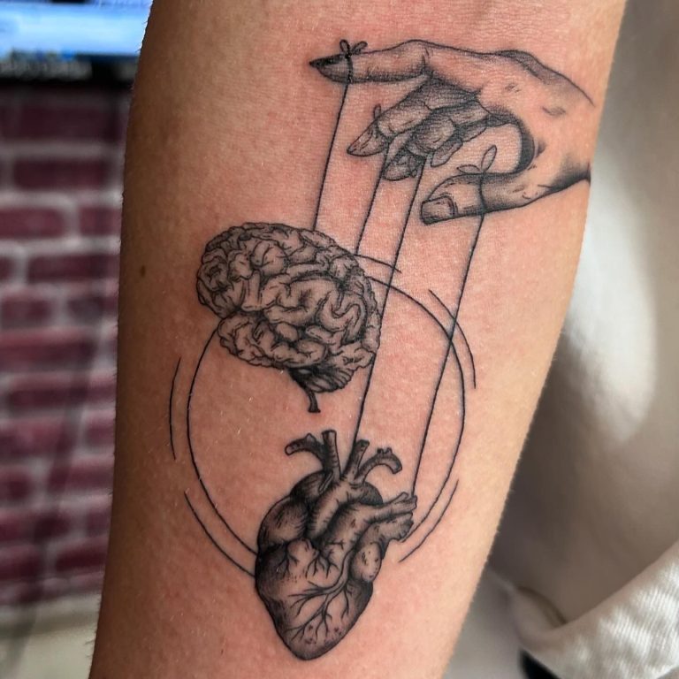 Duygu ve Mantığın İplerini Elinizde Tutun. Hayat, kalp ve beyin arasındaki o bitmek bilmeyen dengeden ibarettir. Bu sürrealist çalışmada; duyguları (kalp) ve mantığı (beyin), parmak uçlarına bağlı birer kukla gibi resmederek bu içsel çatışmayı sanata dönüştürdük. Kendi kararlarının iplerini elinde tutanlar ve içsel dünyasındaki dengeyi arayanlar için derin anlamlı bir tasarım.