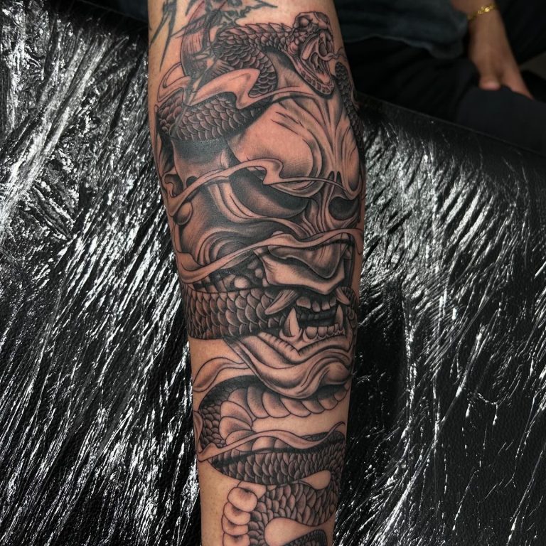 The Unchained Beast: Satan & Dragon. Şeytanın boynuzlarındaki sert dokudan ejderhanın pul pul derisine ve dumanlı nefesine kadar her bir detayı, yüksek kontrastlı siyah-gri realizmle işledik. Ağızdan çıkan ejderhanın dinamik formu, dövmeye üç boyutlu bir hareket ve derinlik katıyor. Detaylardaki keskinlik ve gölgelendirmelerdeki ustalıkla, teninizde yaşayan bir mitoloji yaratıyoruz.